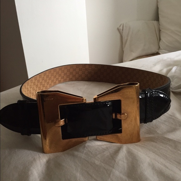 Black patent Gucci belt with gold metal bow main image 4