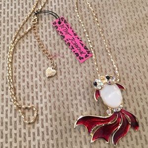 🌺Sale 🌺 Beta fish Necklace! 🐠