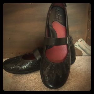 Born patent leather Mary Janes size 7.5