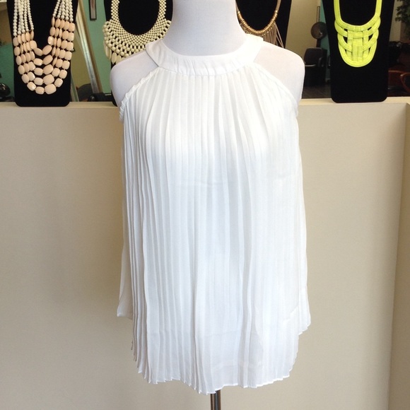 Lavish Boutique 🔺 Tops - White pleaded blouse 🌸