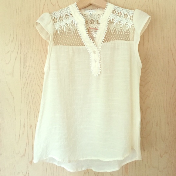 Anthropology inspired Cream lacey top!