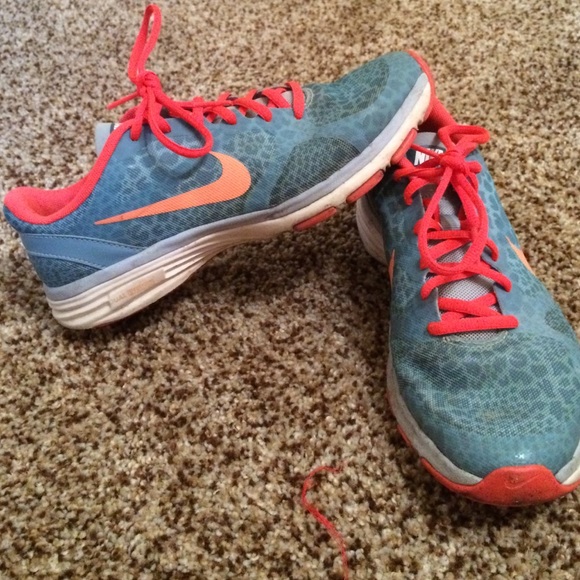 SALE‼️‼️ TRADE?¿ Coral/grey NIKE running shoes!! - Picture 1 of 3