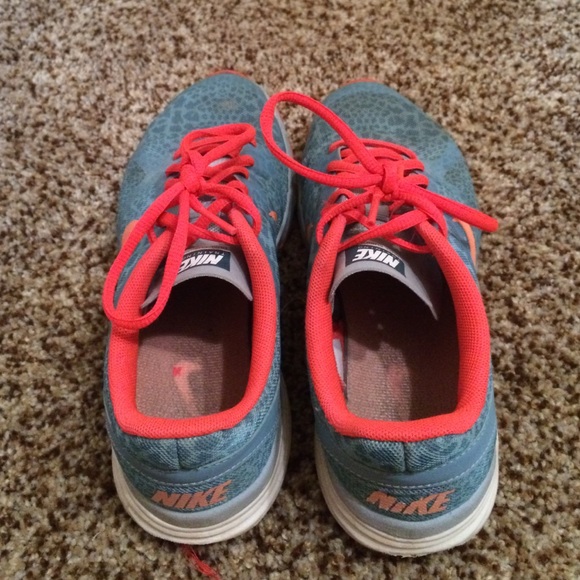 SALE‼️‼️ TRADE?¿ Coral/grey NIKE running shoes!! - Picture 2 of 3