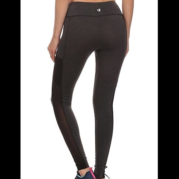 1 left Active leggings with pockets. - Picture 2 of 4