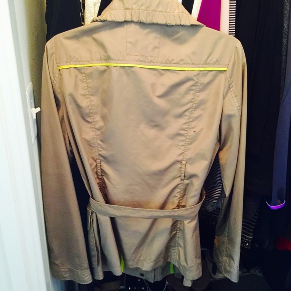 The Limited Lightweight Rain Jacket - Picture 3 of 3