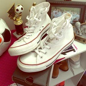 AllStar White Hightop Converse ✨ 7.5 W ✨