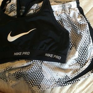 2 IN 1: Nike Running shorts and sports bra