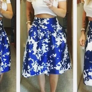 ADORABLE Mid-waist skirt!