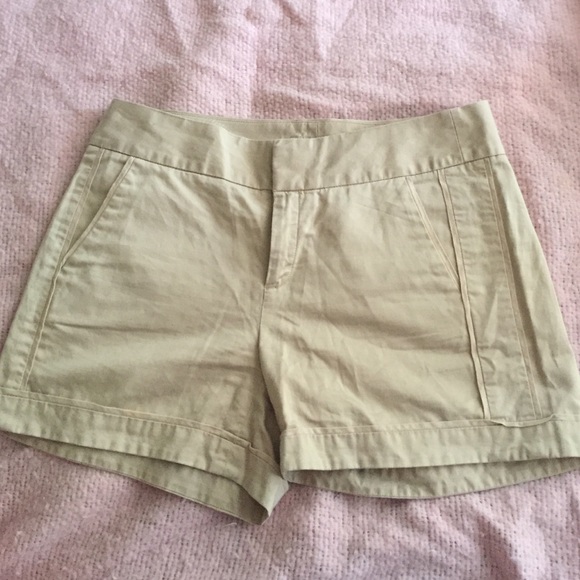 Banana Republic khaki shorts 😍