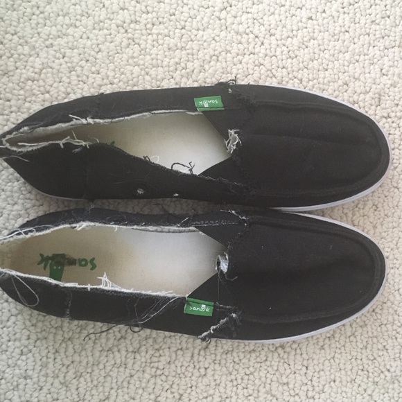 Sanuk Shoes - black slide on sanuks