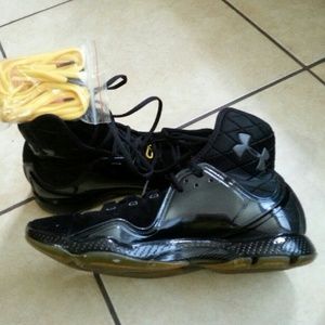 **REPOSH** UNDER ARMOUR MENS ATHLETIC SHOES