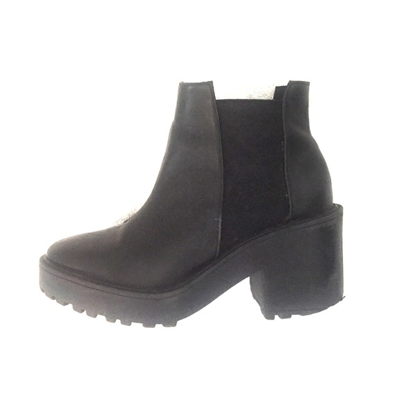 Pointed Chelsea boots