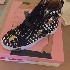 Brand new black/white sneakers size 6 still in box