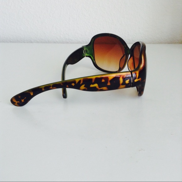 tortoiseshell sunglasses