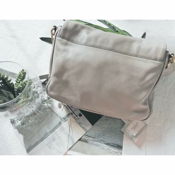 $388 MARC BY MARC JACOBS CROSS BODY BAG IN CEMENT - Picture 3 of 4