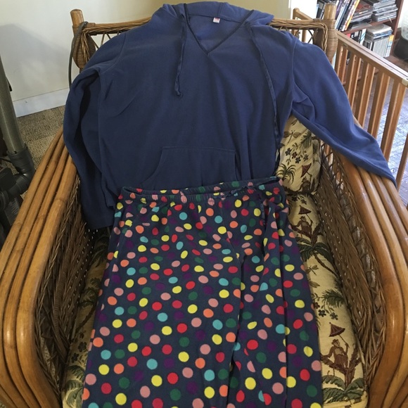 Women's pajamas top = M pants = large