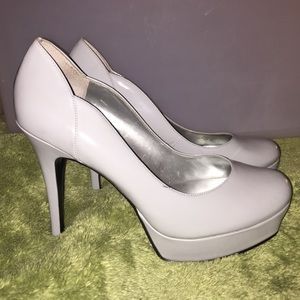 Guess gray scalloped heels