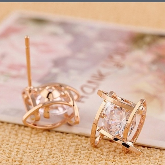 Beautiful Zircon gold colored earrings - Picture 3 of 4
