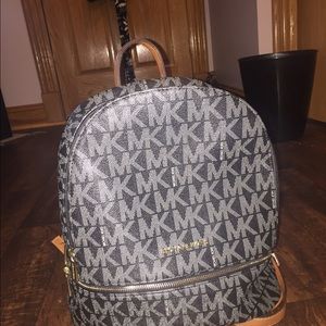 Michael kors backpack. Not authentic!