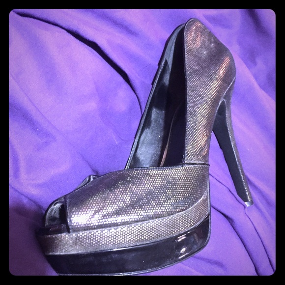 JESSICA SIMPSON PUMPS - Black and Gold