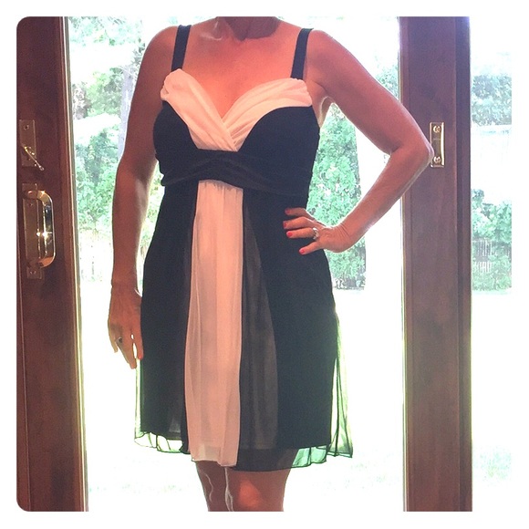 Black & White Baby Doll Style Dress NWOT by Venus