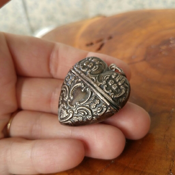 SOLD Antique large puffy heart locket 925 - Picture 3 of 4