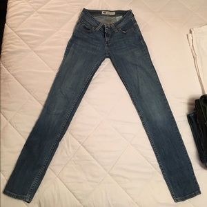 Bold curve Levi's