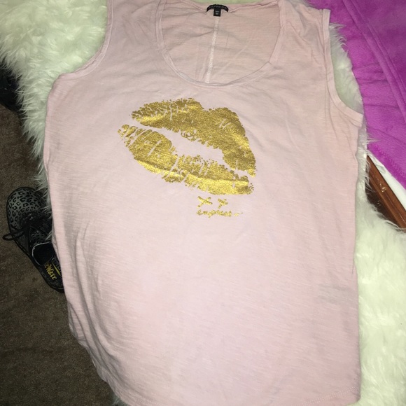 Pink graphic tee wit gold kiss on front and rear