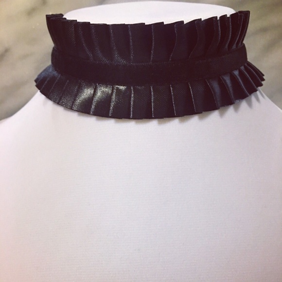 Black detailed choker