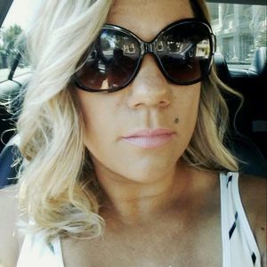 Meet your Posher, Adrienne