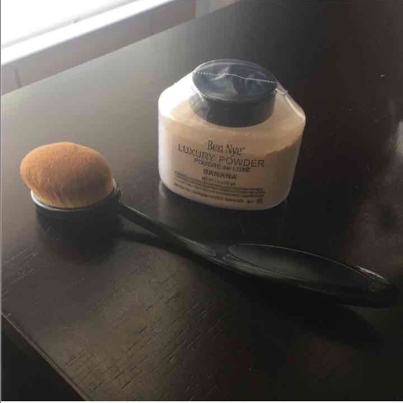Ben Nye Banana Powder & Oval Brush