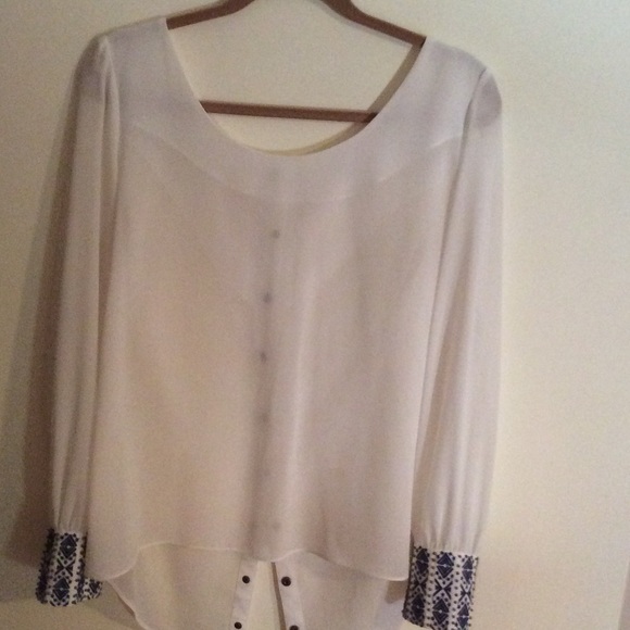 Blouse✌🏼️ - Picture 2 of 4