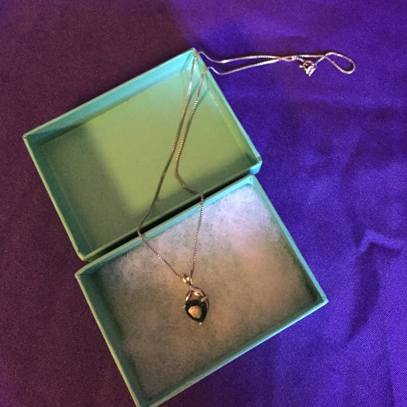 Beautiful Sterling Sliver Green Heart Necklace - Picture 2 of 4