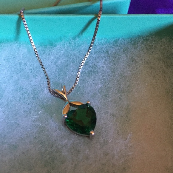 Beautiful Sterling Sliver Green Heart Necklace - Picture 3 of 4