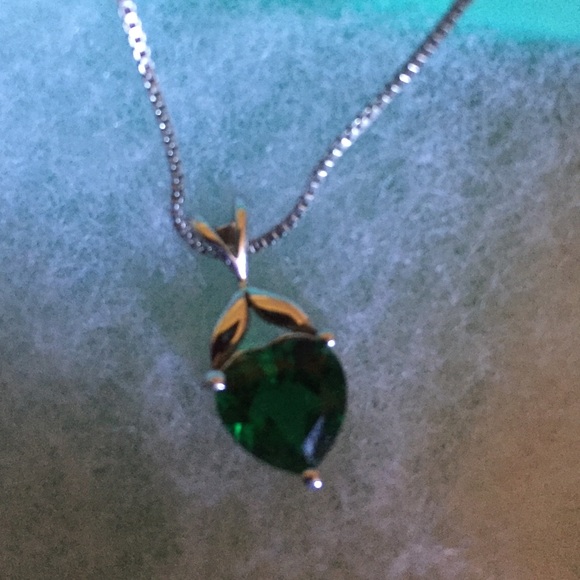 Beautiful Sterling Sliver Green Heart Necklace - Picture 4 of 4