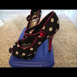 Black w/ white polka dots