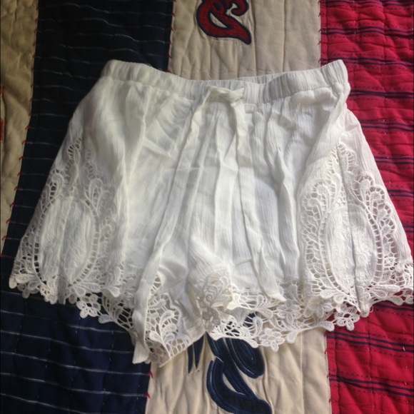 urban outfitters white lace shorts