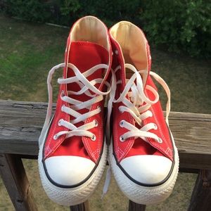 Red high-top converse W(8) M(6)