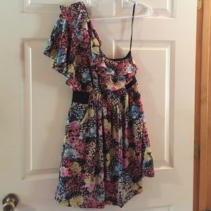 Super cute one shoulder print mini with pockets!