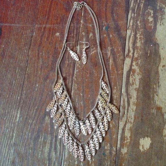 Feather neck lace with matching earrings