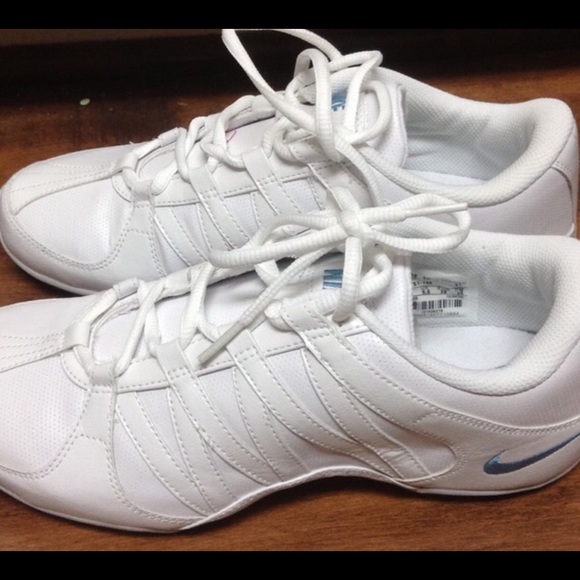 NIKE TENNIS SHOES