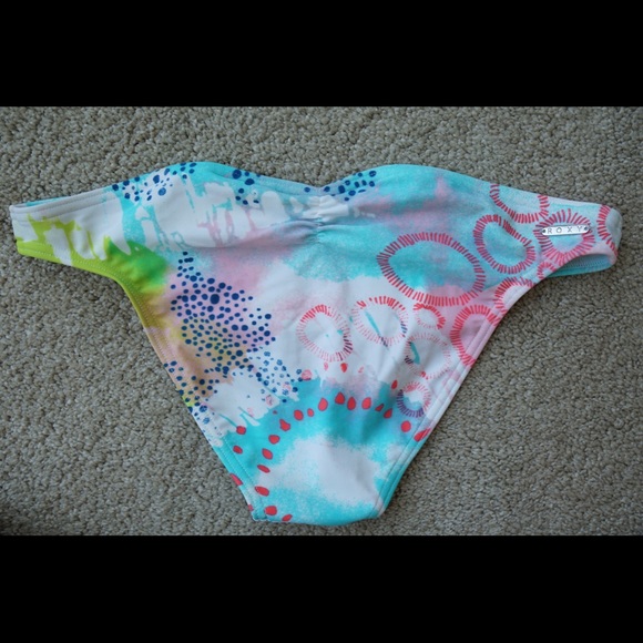 Brand new Roxy Bikini Set. - Picture 3 of 4