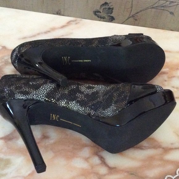 {Moving sale}New Black Heels w/ animal print - Picture 3 of 4