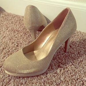 Gold shimmer pumps