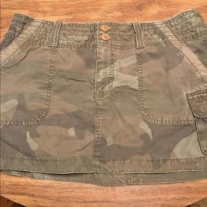 American Eagle camo skirt