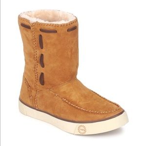 UGG Australia Gabie Short Boot Size 11