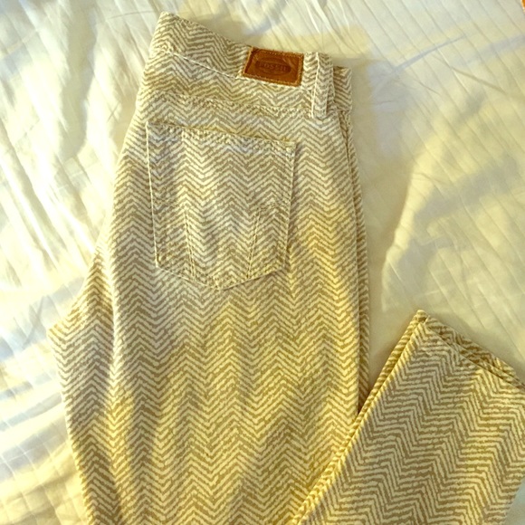 Super cute printed skinny jeans!