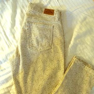 Super cute printed skinny jeans!