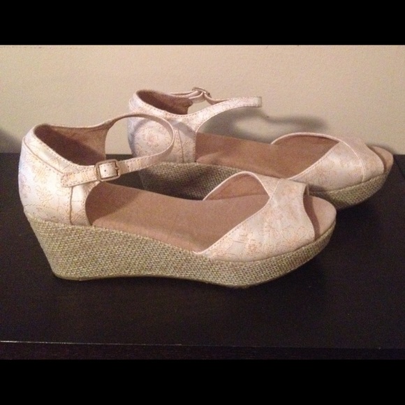 ⭐️LAST CALL- DONATING⭐️ NWOT Tom's Platform Wedges