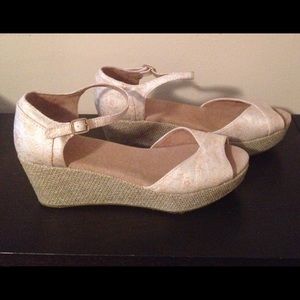 ⭐️LAST CALL- DONATING⭐️ NWOT Tom's Platform Wedges